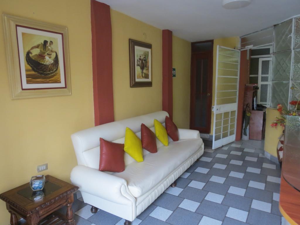 Residencial El Sol De Los Pinos Bed and Breakfast Trujillo Eksteriør billede