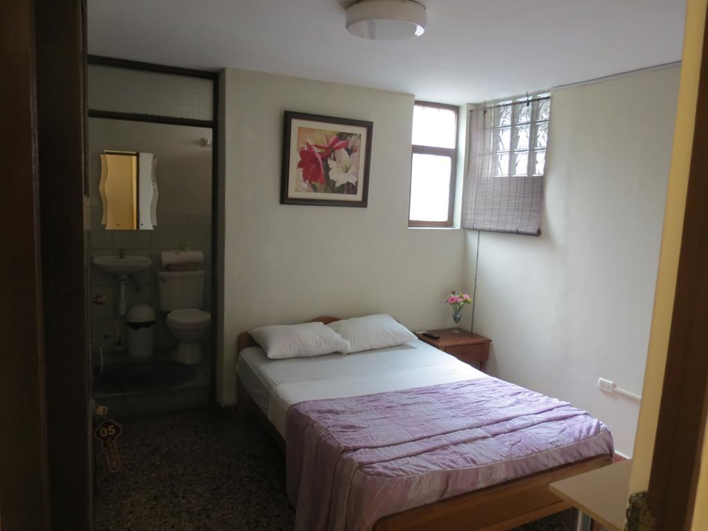 Residencial El Sol De Los Pinos Bed and Breakfast Trujillo Eksteriør billede